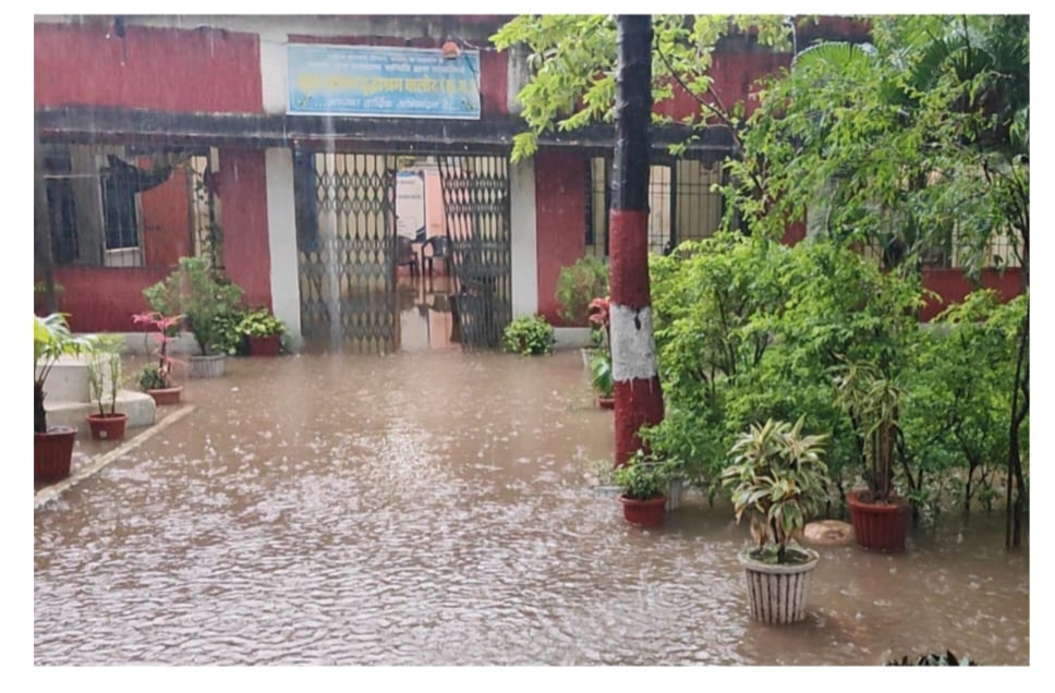 बालोद स्थित वृद्ध आश्रय (वृद्धाश्रम) के मुख्य परिसर में भारी बारिश के बाद हुआ जलभराव।